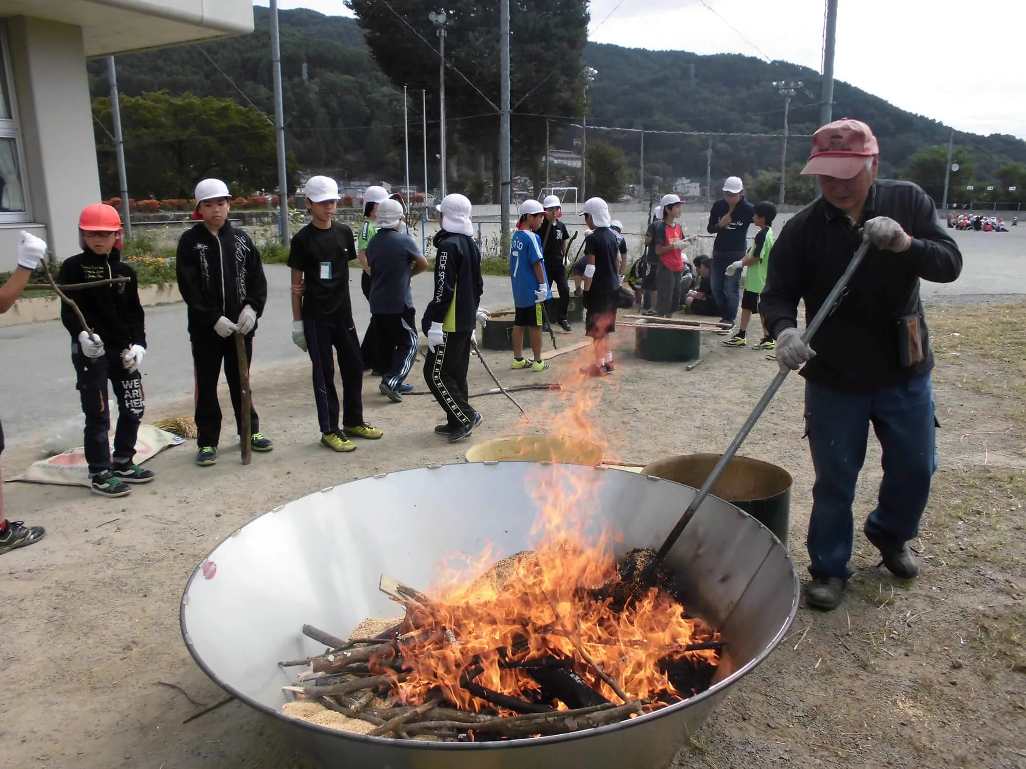 Horno de biocarbón de combustión sin humo con carbonizador de antracita